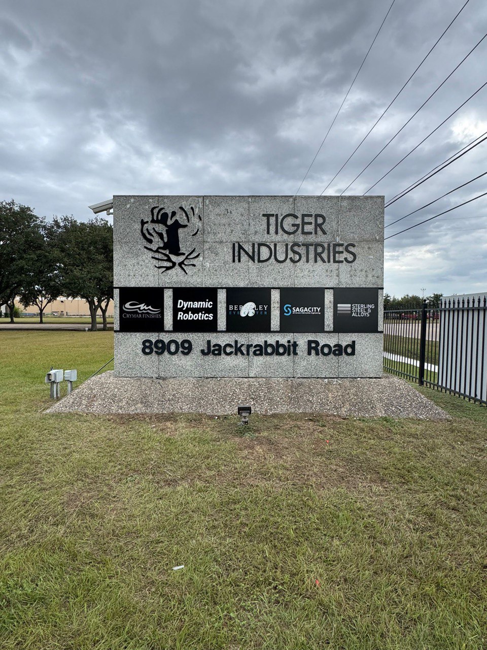 Coordinated monument signs signage